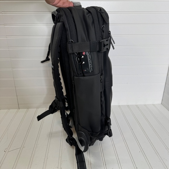 NEW BackVac Pro Backpack TSA Approved Black - Picture 5 of 9